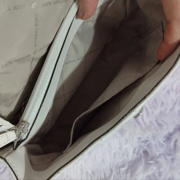 Host Pick✨Micheal Kors Peyton MED shoulder flap optic white bag NewW/Defects - Picture 4 of 17